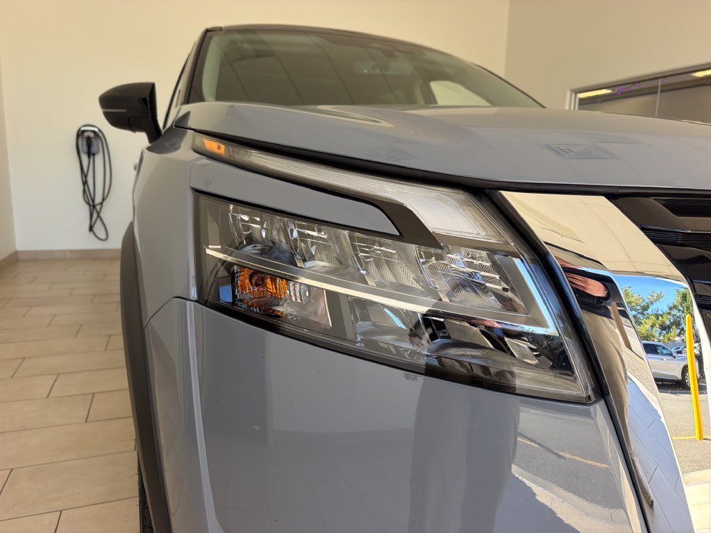 Used 2024 2t Gry Blk Roof Nissan Platinum image 9