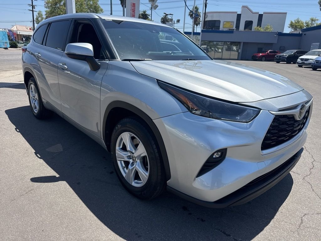 2023 Toyota Highlander L FWD's photo