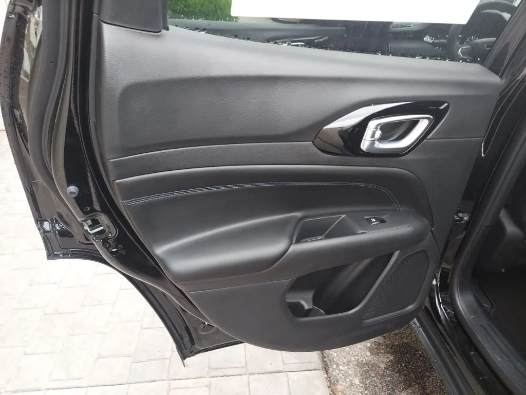 New 2026 Diamond Black Crystal Pearlcoat Jeep Latitude image 40