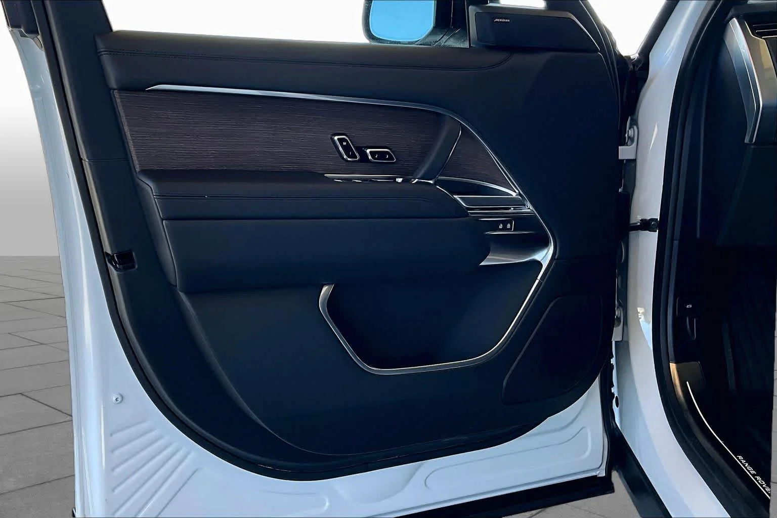 New 2026  Land Rover SE image 10