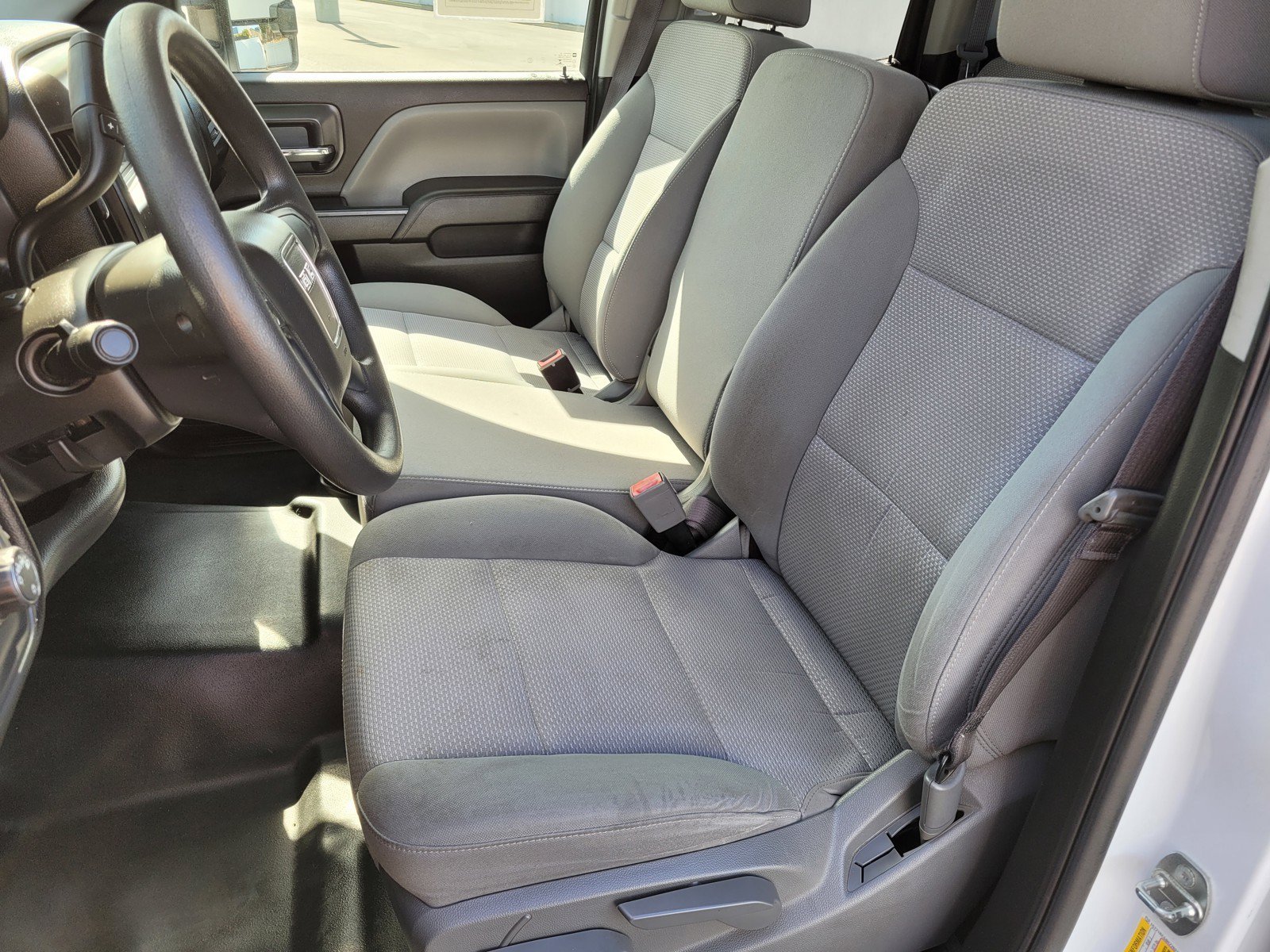 Used 2017 Summit White GMC  image 17