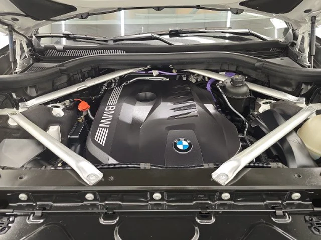 Used 2025 Alpine White BMW xDrive40i image 44