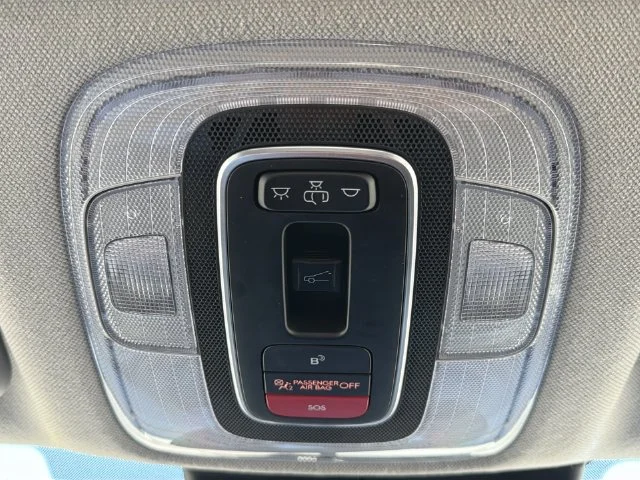 Used 2025 White Hyundai SEL Convenience image 32