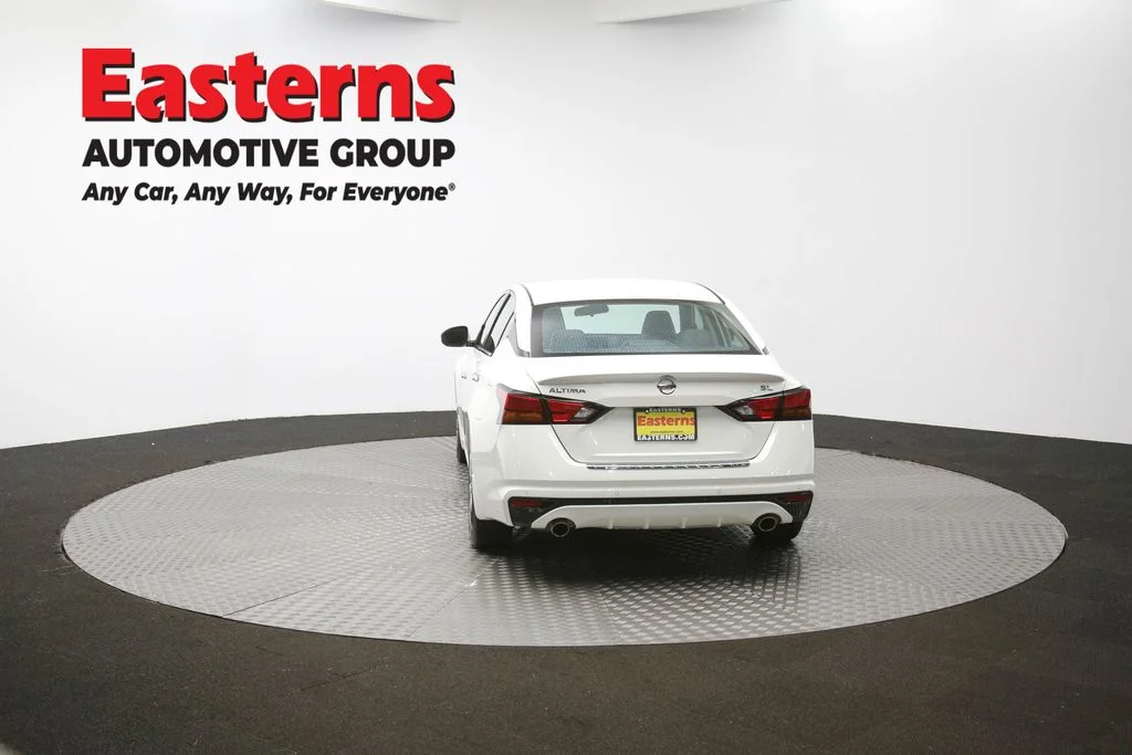 Used 2022 White Nissan 2.5 SL image 35
