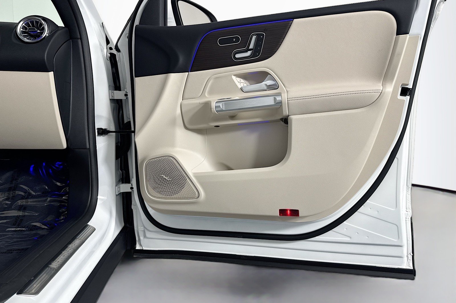 New 2026 Polar White Mercedes-Benz GLB 250 4MATIC® SUV image 23