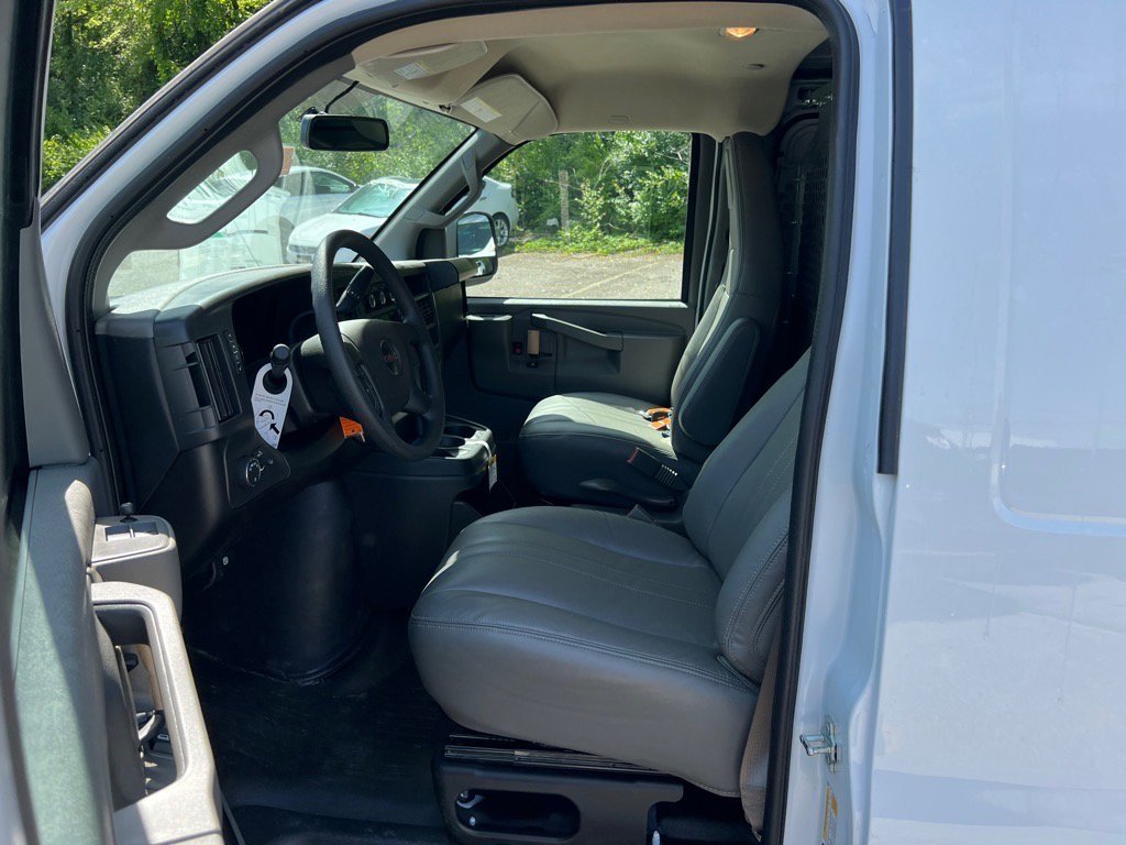 2025 GMC Savana Cargo Work Van - Photo 18