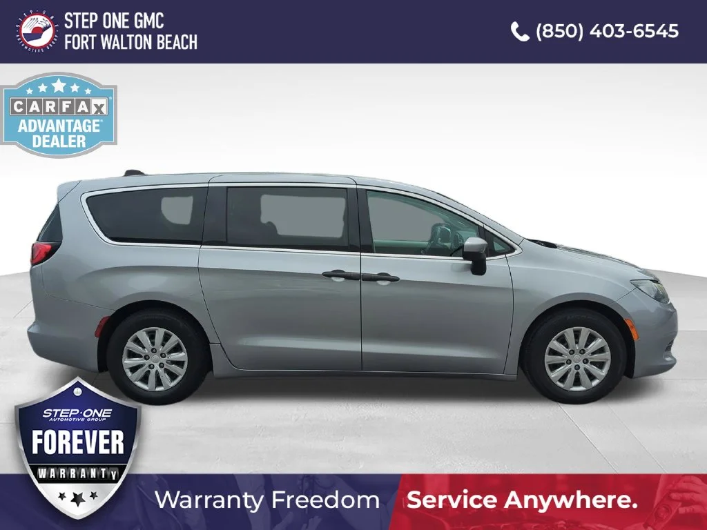 Used 2018 Silver Chrysler L image 7