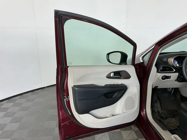 Used 2018 Velvet Chrysler L image 8
