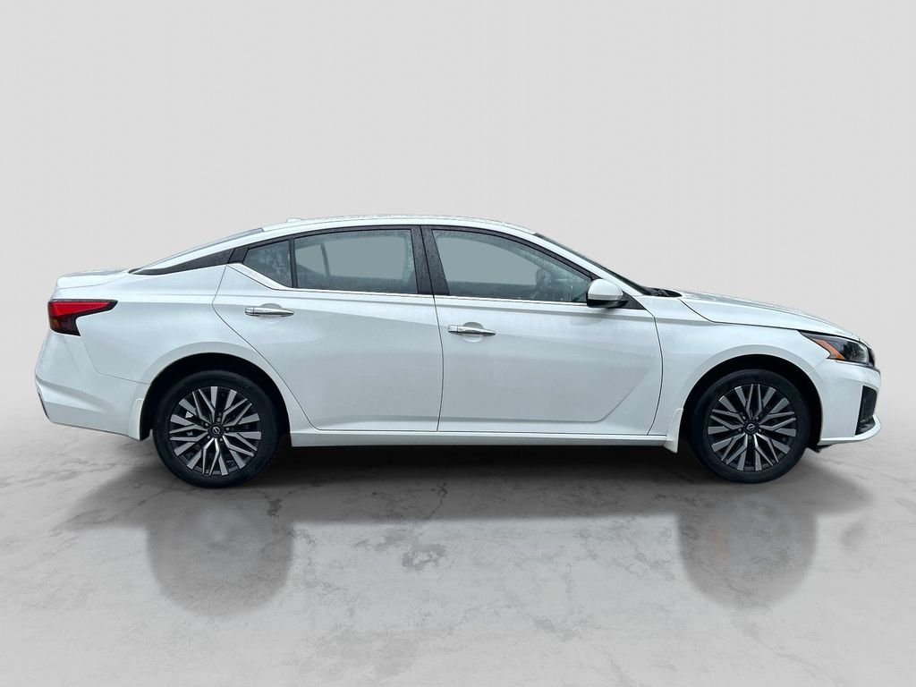 Used 2023 White Nissan 2.5 SV image 6