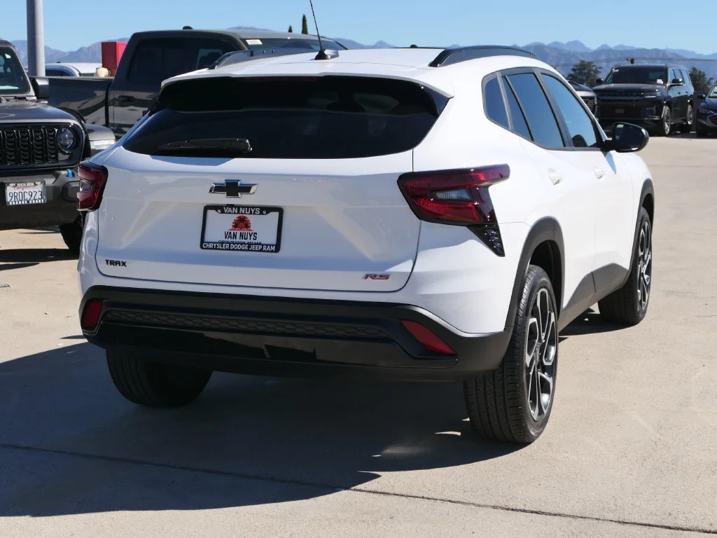 Used 2025 Summit White Chevrolet 2RS image 3