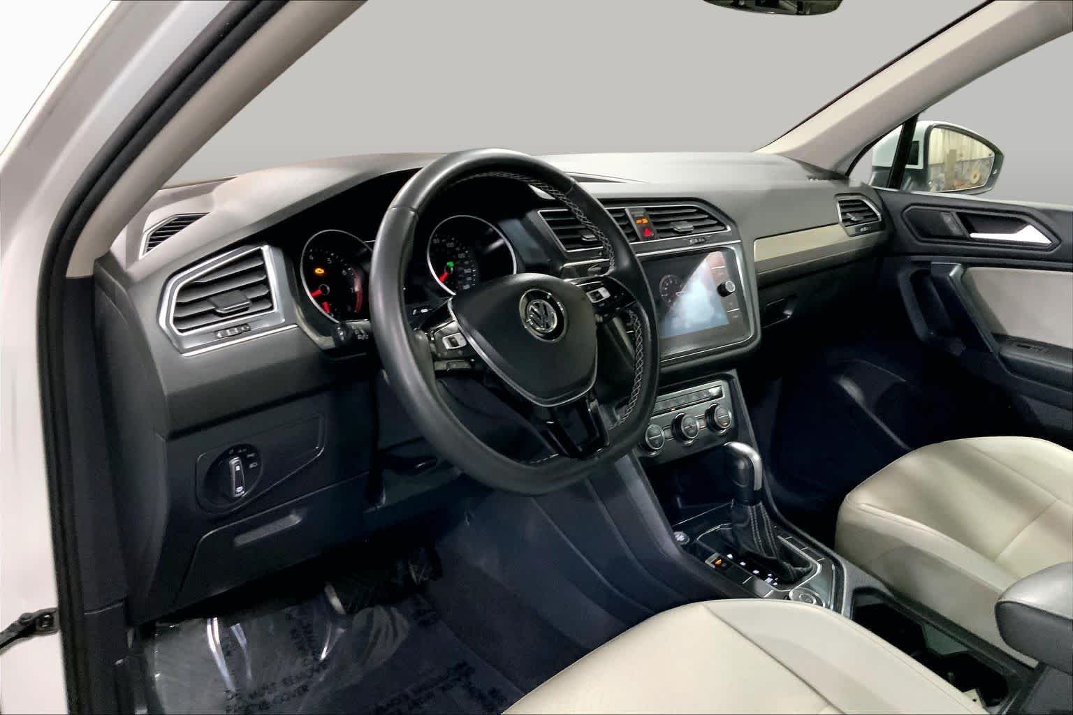 Used 2021  Volkswagen SE image 18