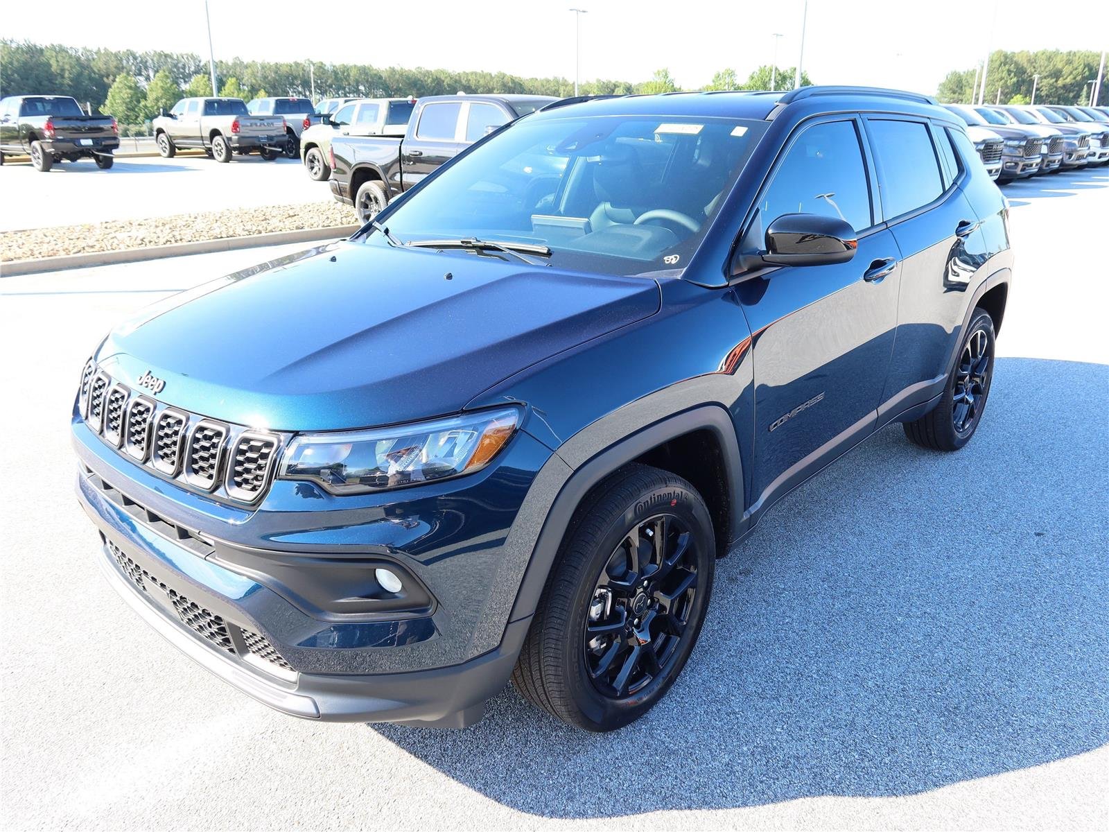New 2026 Fathom Blue Pearl Coat Jeep Latitude Altitude image 3