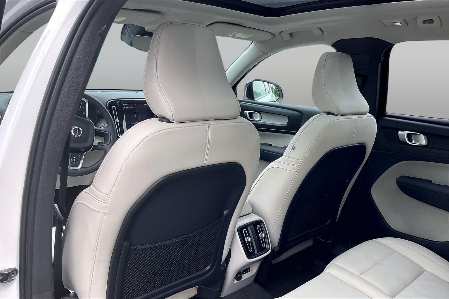 Used 2023 Crystal White Metallic Volvo Plus Dark Theme image 22