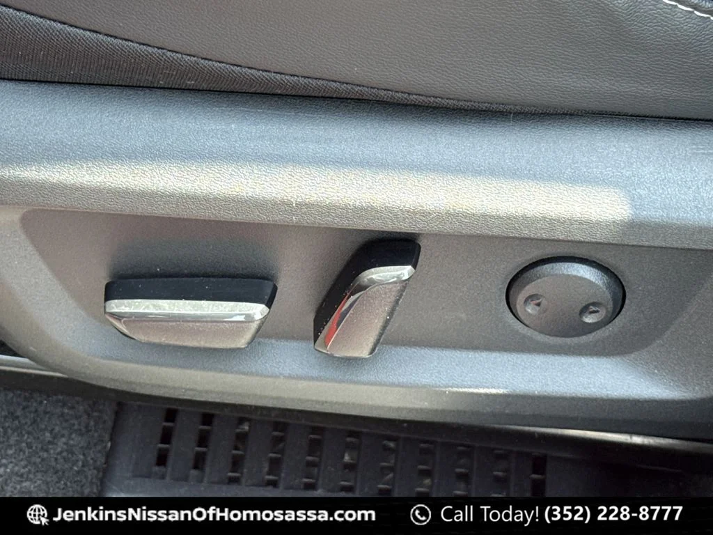 Used 2025 Red Nissan SL image 33