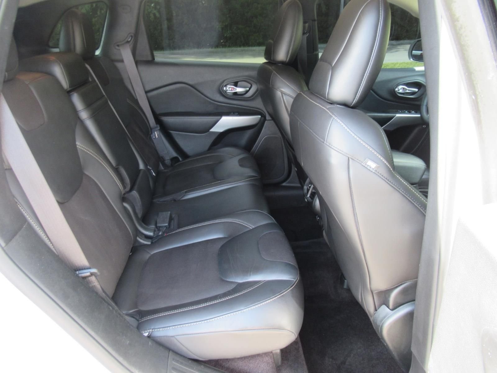 Used 2018 White Jeep Latitude Plus image 34