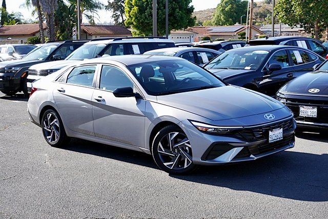 Used 2025 Gray Hyundai SEL Sport image 2