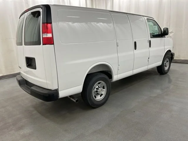 New 2026 Summit White Chevrolet WT image 4