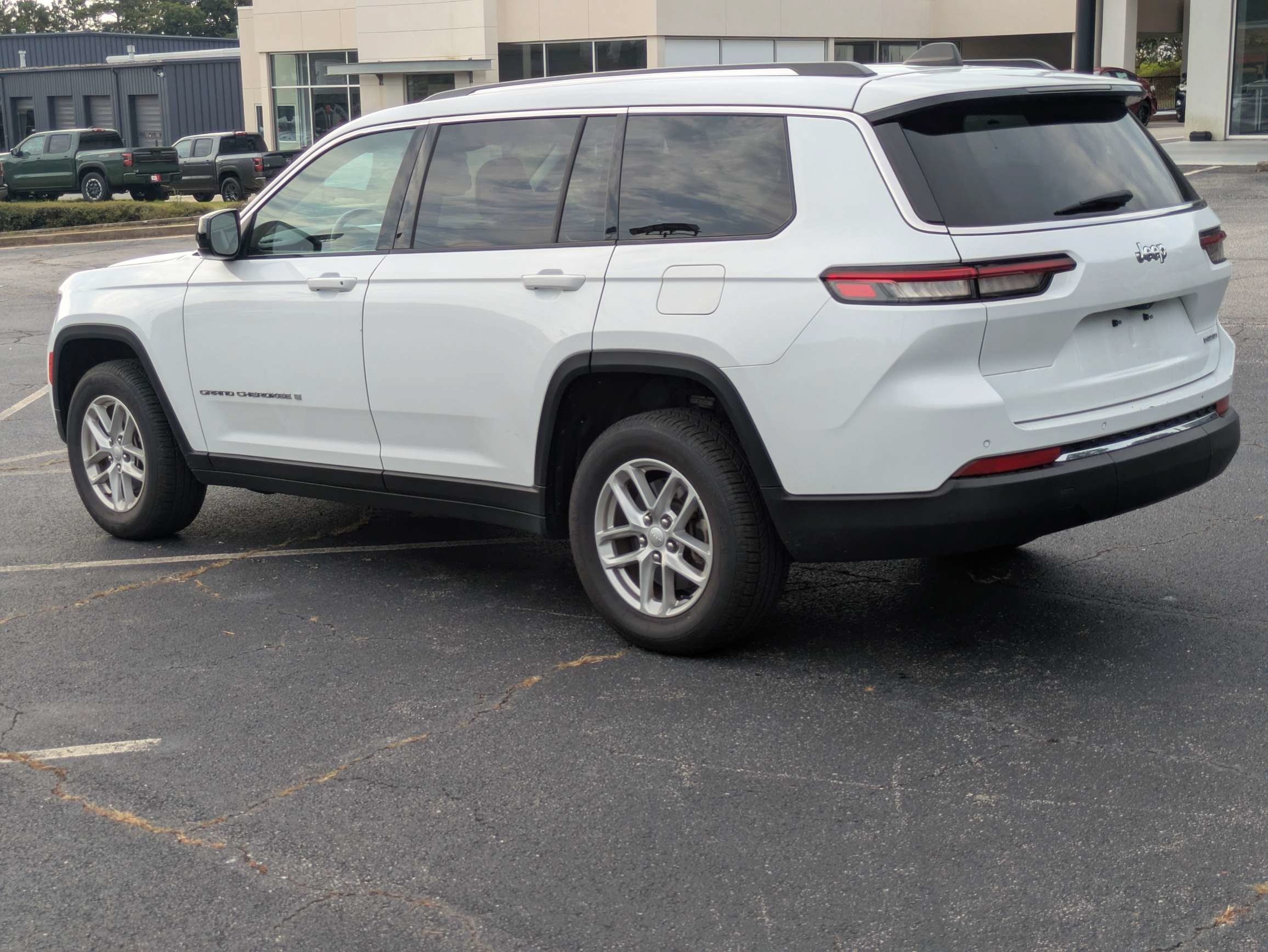 Used 2023 White Jeep Laredo image 5