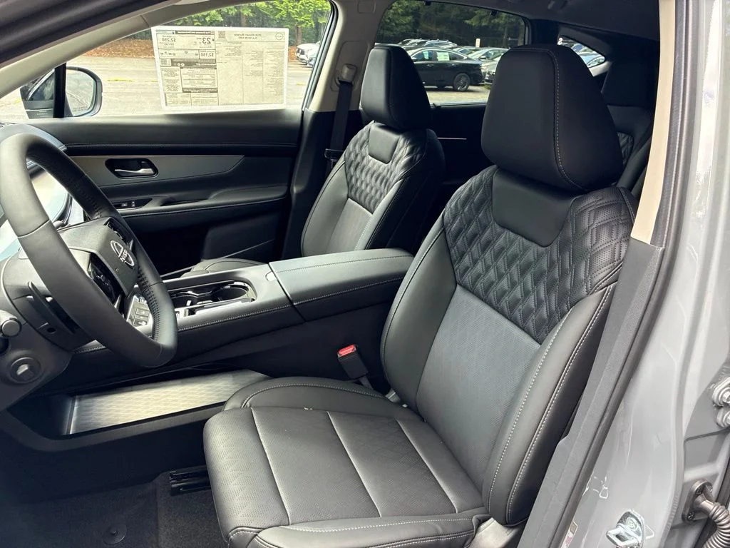 New 2026 Boulder Gray Pearl / Super Black Two-tone Nissan Platinum image 16