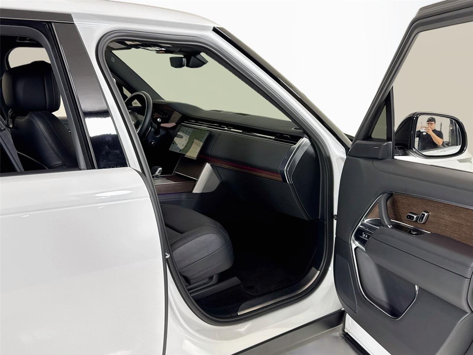 Used 2024 Fuji White Land Rover SE | Blackout Pkg | 360 Camera | Heated/Vented Seats image 32