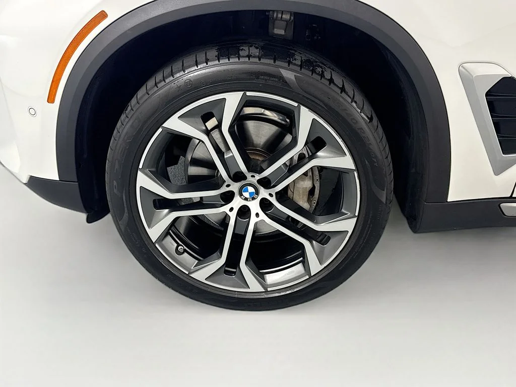 Used 2025 White BMW sDrive40i image 29