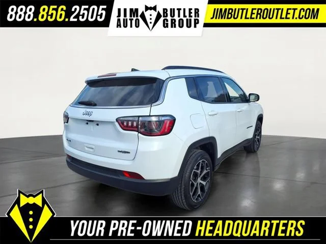 Used 2024  Jeep Latitude image 2