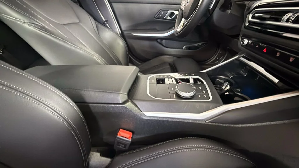 2024 BMW 3 Series 330e - Photo 33