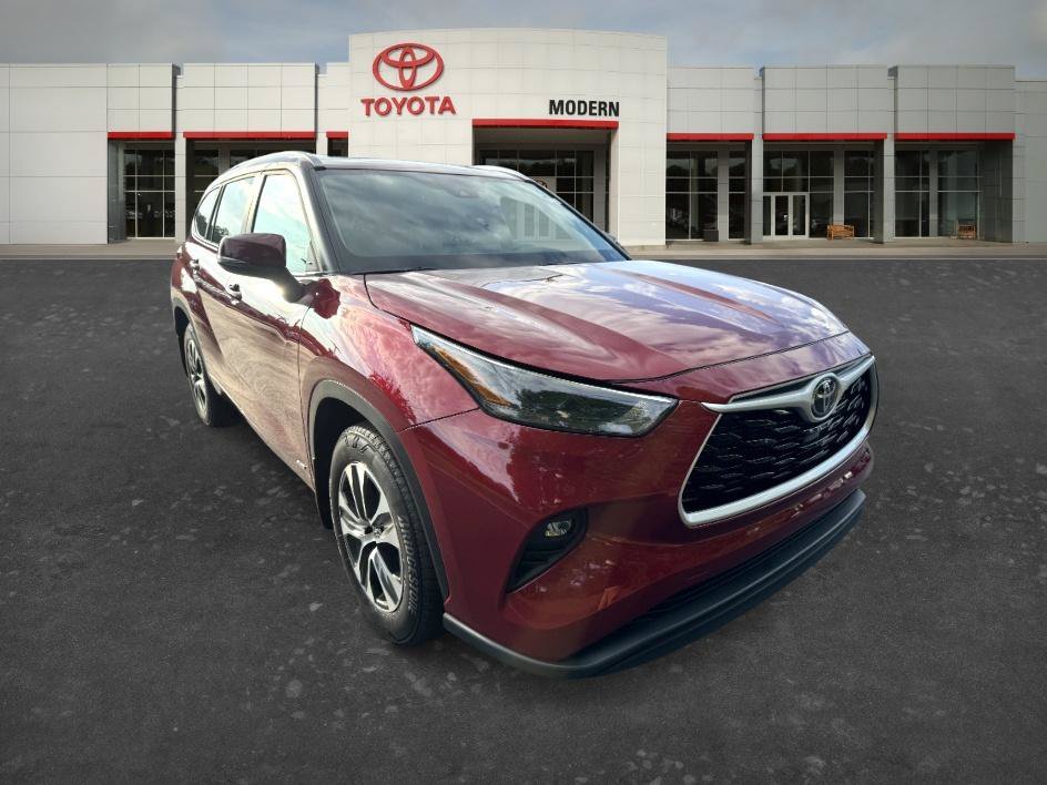 Used 2026 Ruby Flare Pearl Toyota Hybrid XLE image 3