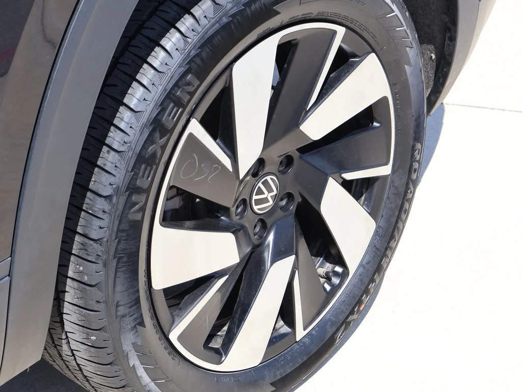 Used 2025 Deep Black Pearl Effect Volkswagen 2.0T SE w/Technology image 40