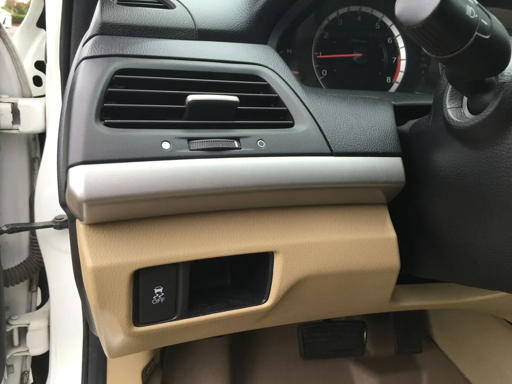 Used 2011 White Honda LX-P image 16
