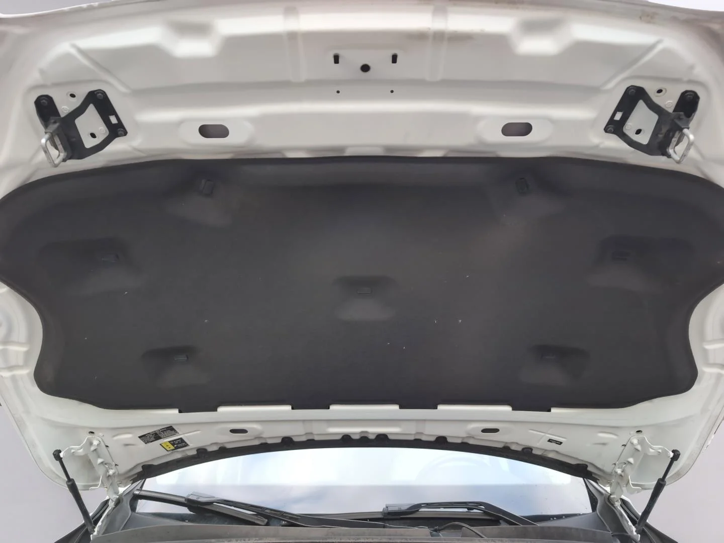 Used 2020 Crystal White Metallic Volvo Momentum image 12