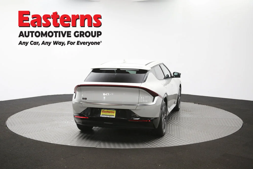 Used 2023 White Kia Wind image 42
