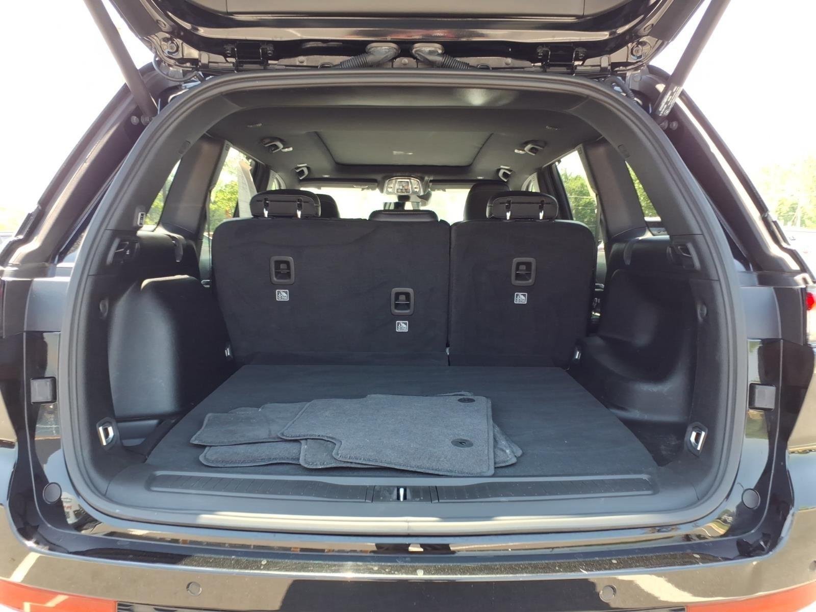 Used 2025 Diamond Black Crystal Pearlcoat Jeep Limited image 35