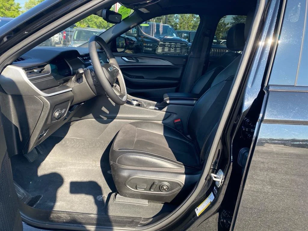 Used 2024 Diamond Black Crystal Pearlcoat Jeep Altitude X image 9