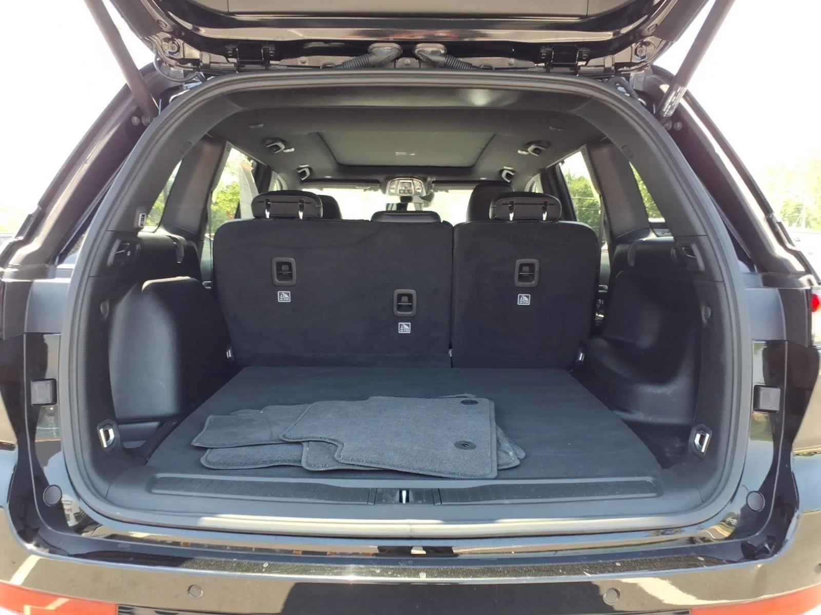 Used 2025 Diamond Black Crystal Pearlcoat Jeep Limited image 35