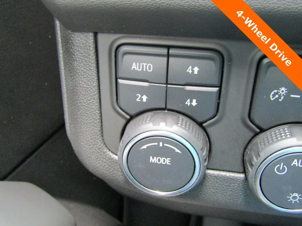 Used 2023 Black Chevrolet Z71 image 17