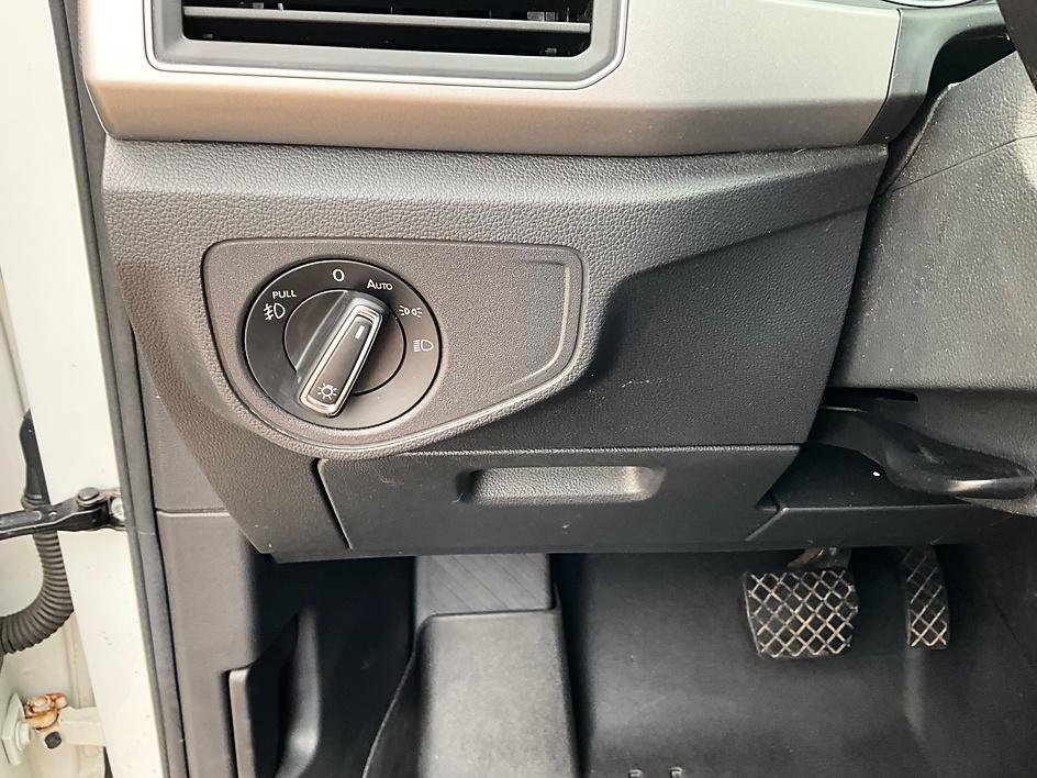 Used 2019 White Volkswagen 2.0T SE image 17