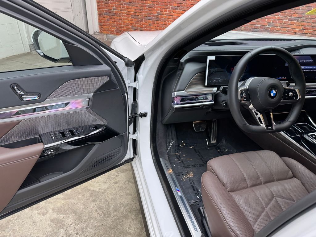 2025 BMW 7 Series 760i - Photo 9
