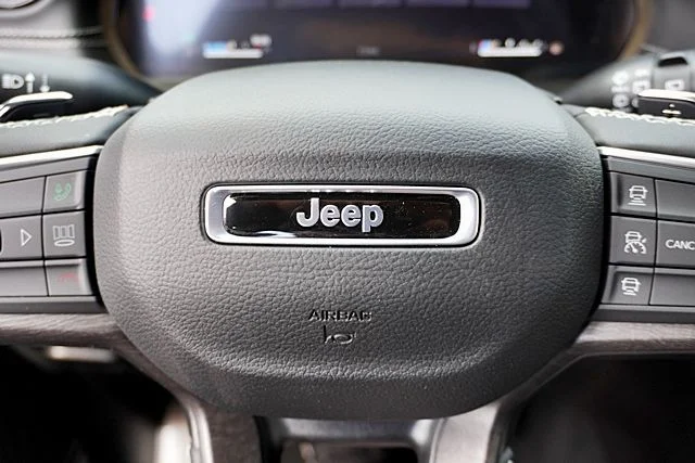 New 2026 Diamond Black Crystal Pearl-Coat Exterior Paint Jeep Altitude image 40