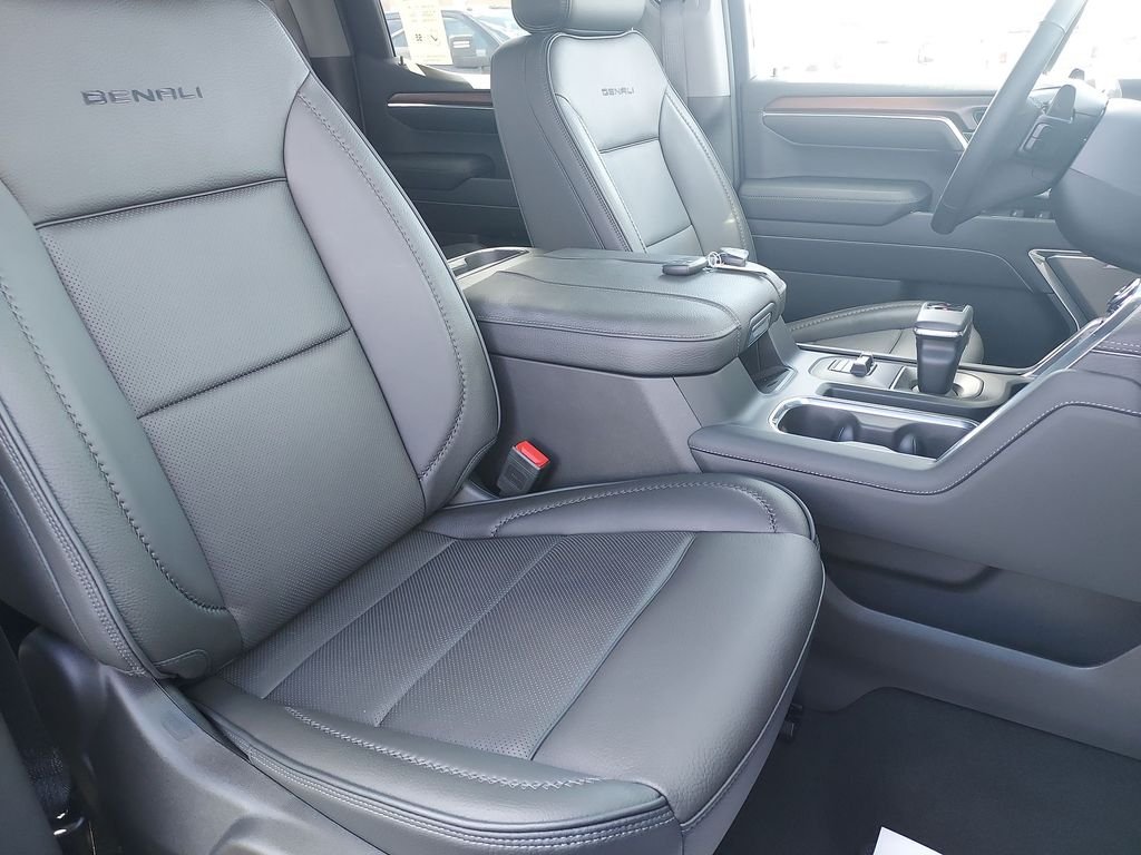 Used 2025 Silver GMC Denali image 33
