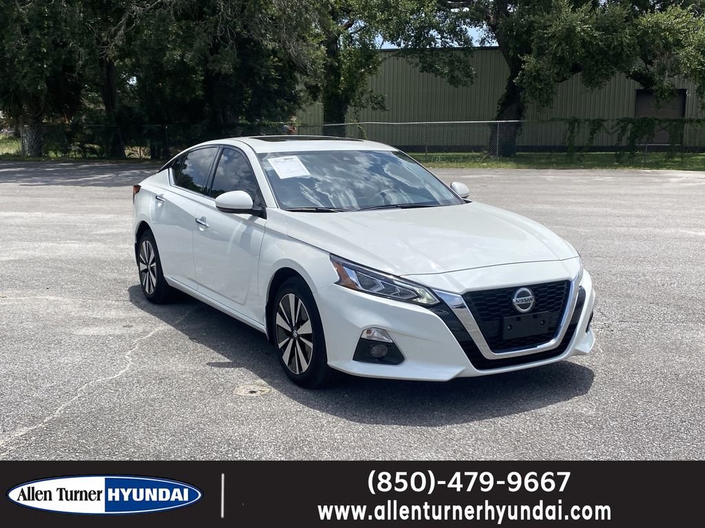 Used 2022 Pearl White Tricoat Nissan 2.5 SL image 1