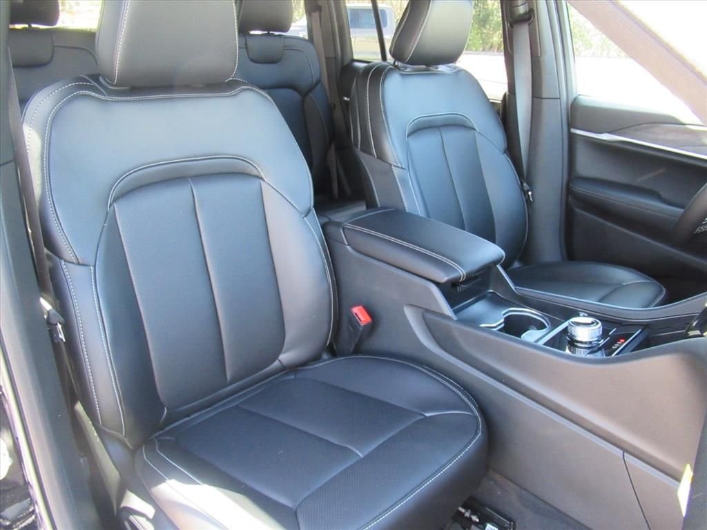 New 2026 Diamond Black Crystal Pearl-Coat Exterior Paint Jeep Limited image 8