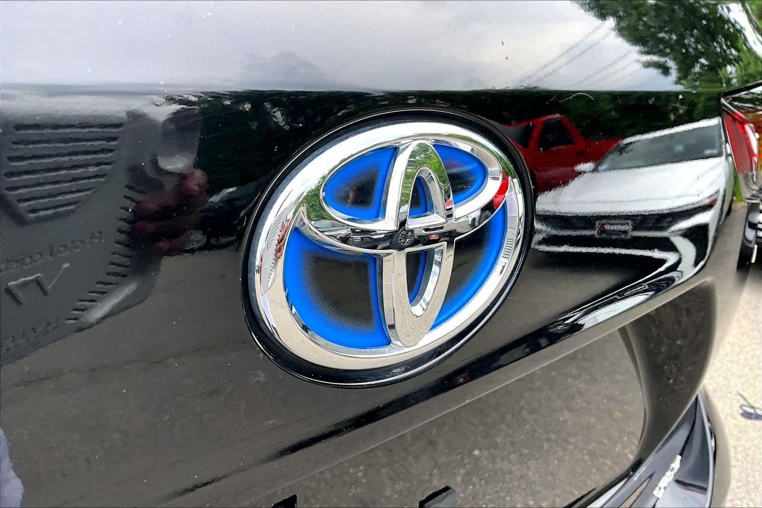 Used 2023 Midnight Black Metallic Toyota Hybrid XLE image 30