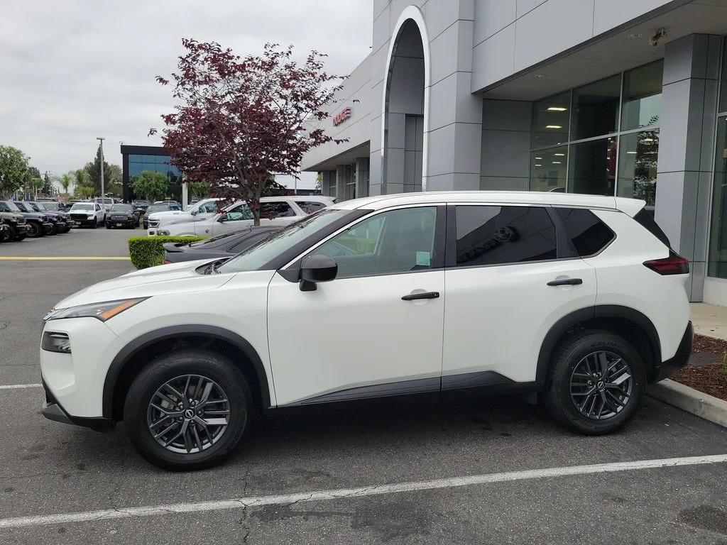 Used 2023 White Nissan S image 27