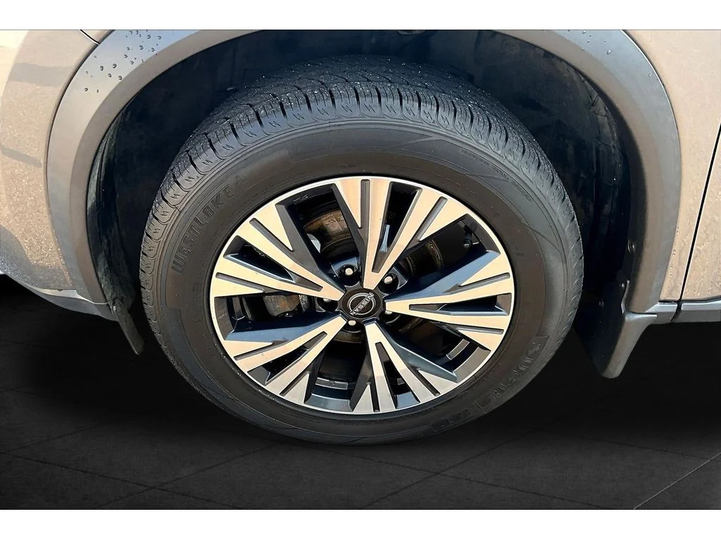 Used 2023  Nissan SV image 7