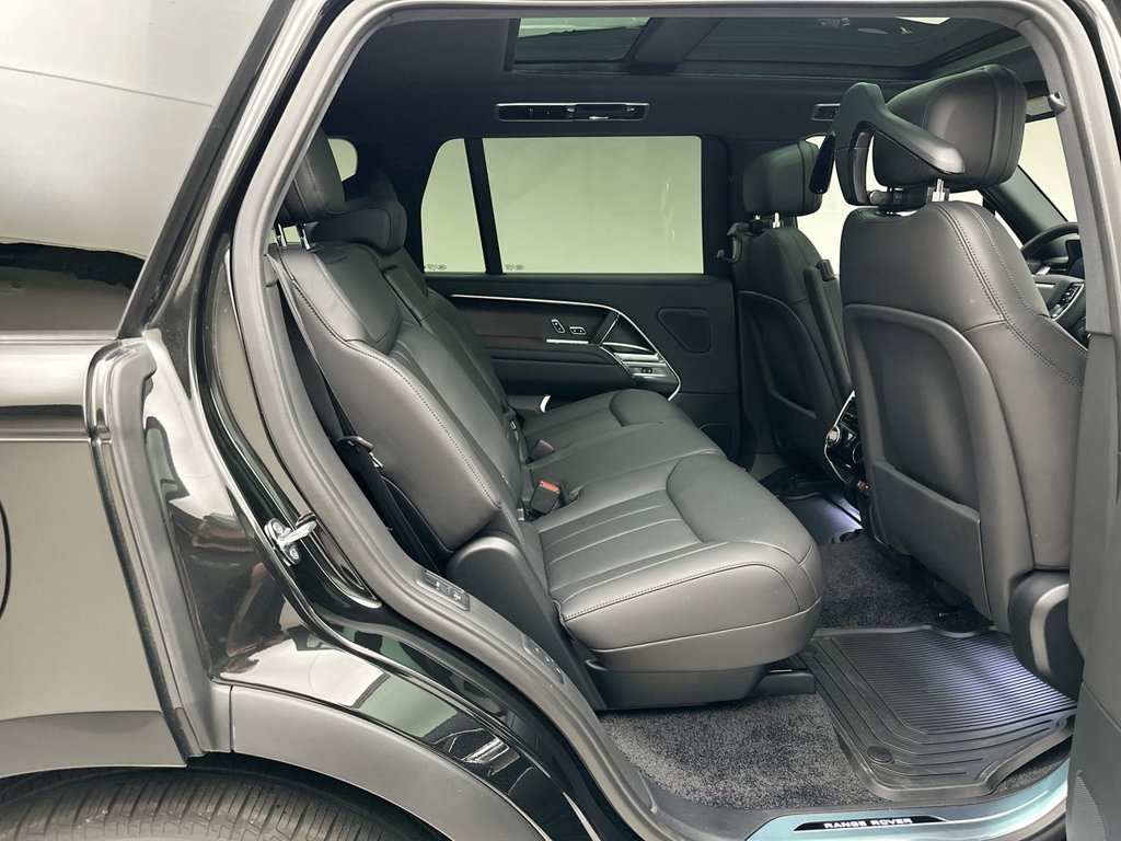 New 2027 Santorini Black Land Rover SE image 7