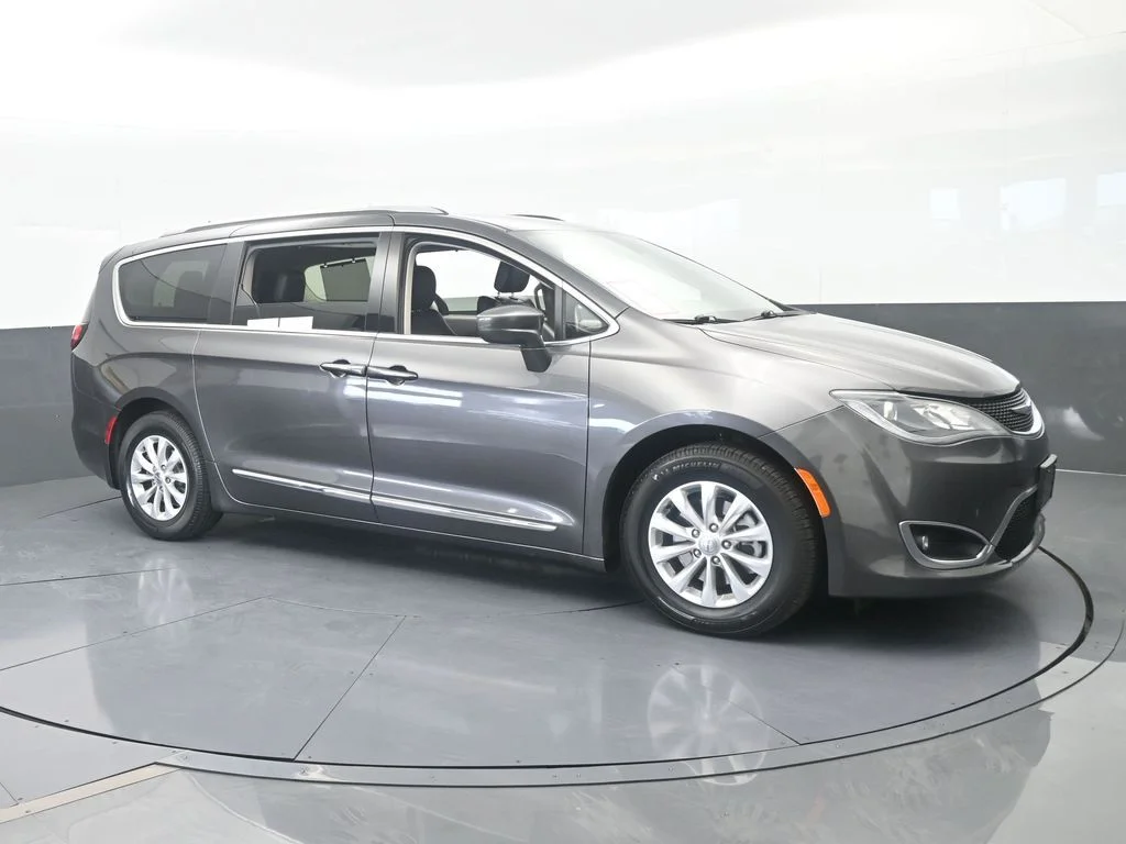 Used 2019 Granite Crystal Metallic Clearcoat Chrysler Touring L image 8