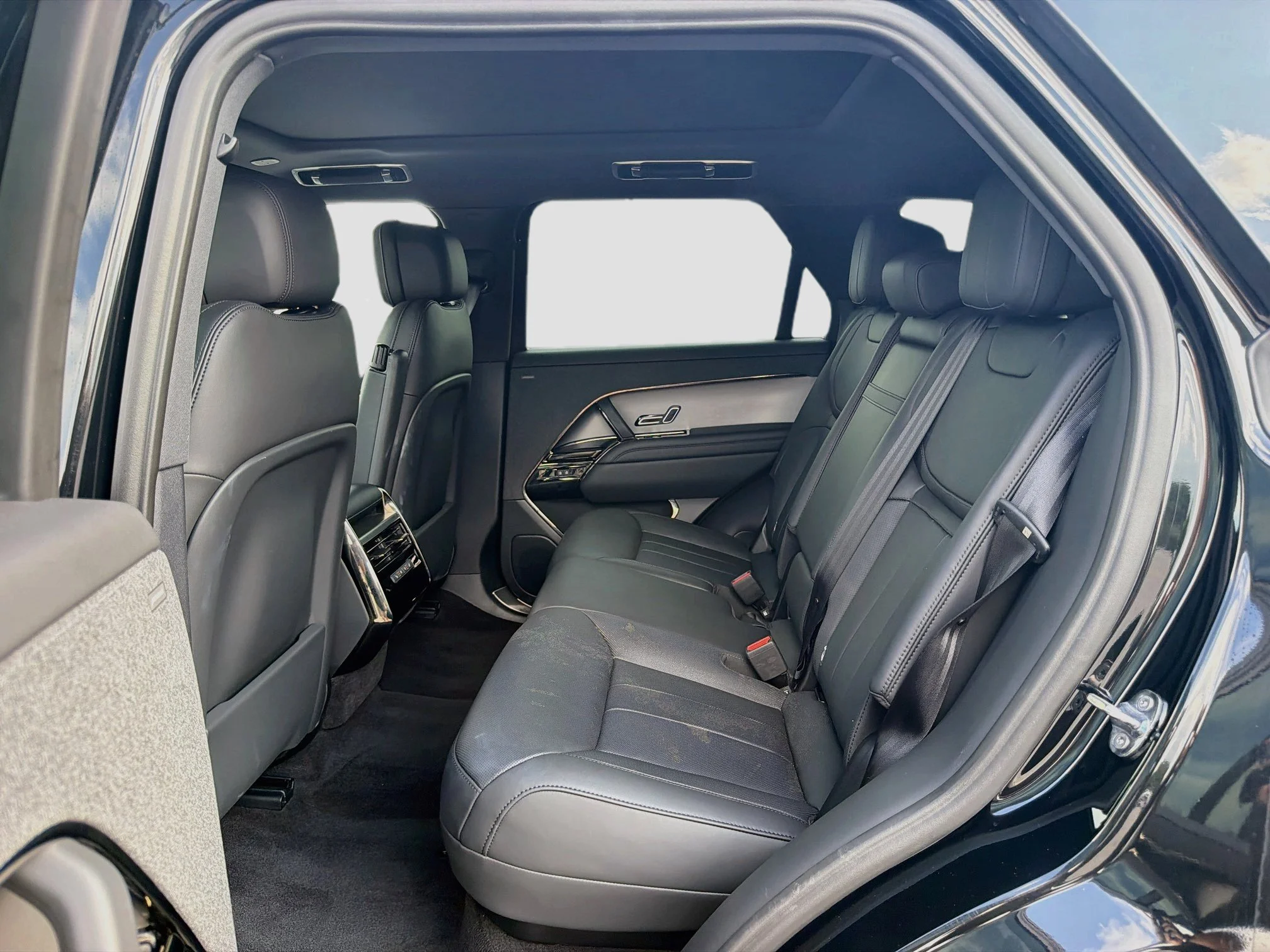 Used 2025 Santorini Black Metallic Land Rover SE image 22