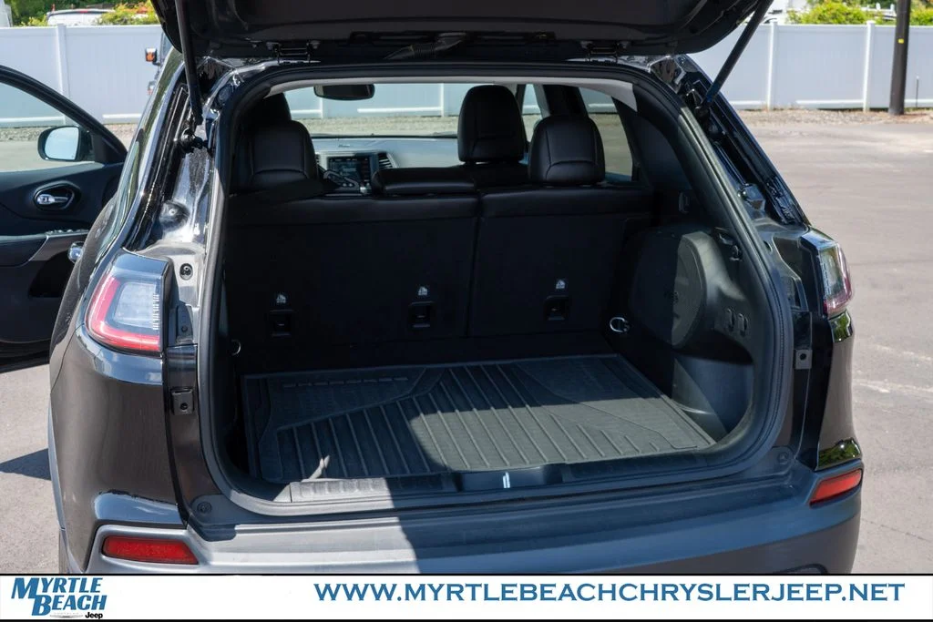 Certified Used 2022 Diamond Black Jeep Latitude Lux image 30