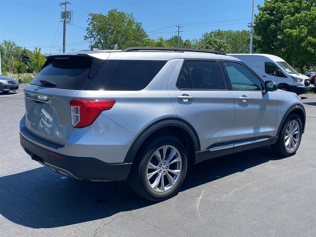 Used 2023 Iconic Silver Ford XLT image 10